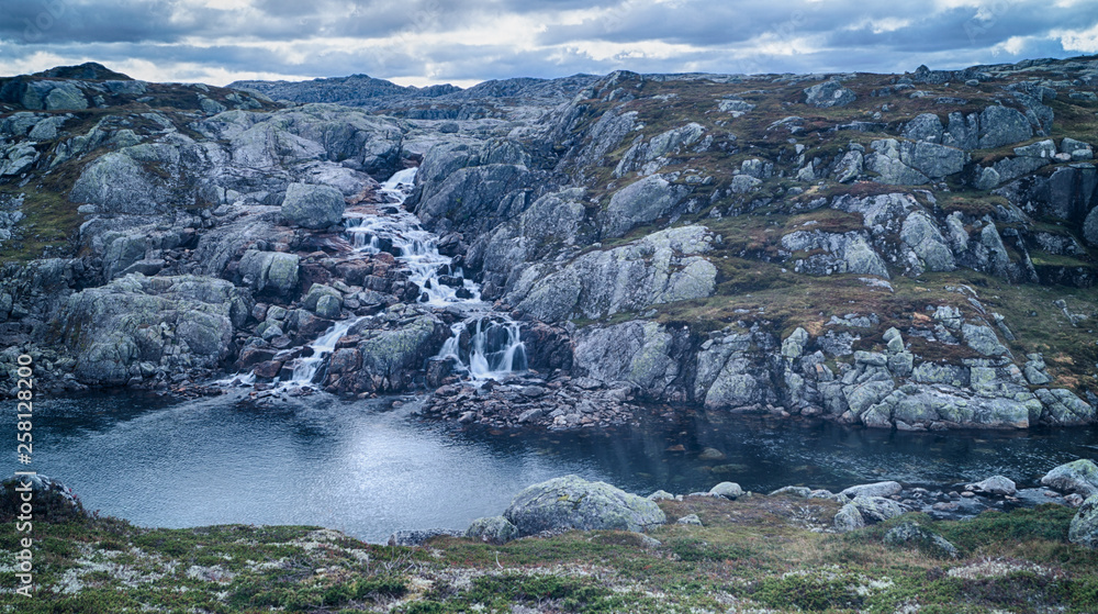 Naklejka premium Waterfall down into a lake 