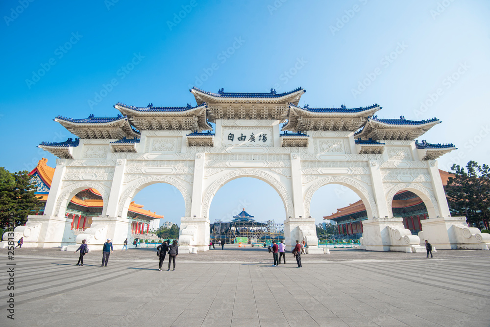 Naklejka premium Tajpej, Tajwan - 25 stycznia 2019: Główna brama Narodowa Sala Pamięci Czang Kaj-szeka