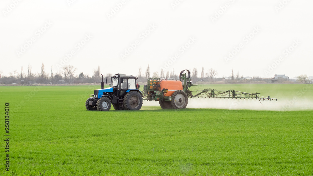 Tractor with a spray device for finely dispersed fertilizer. Tractor with a spray device for finely dispersed fertilizer.
