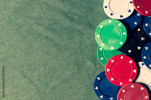 Pokerchips auf einem grünen Tisch photo