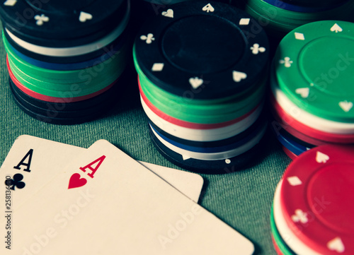 Zwei Asse - Pokerkarten und Chips
