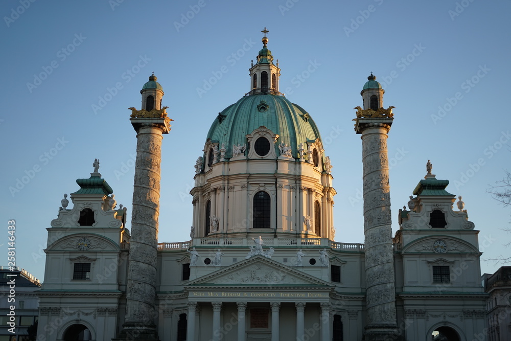 Karlskirche in Wien im Sonnenuntergang