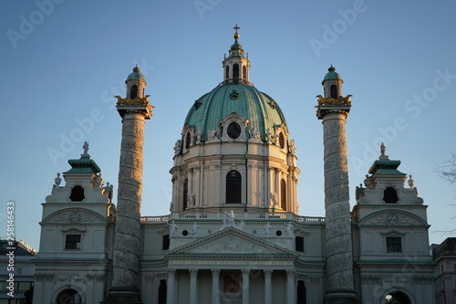 Obraz na płótnie Karlskirche in Wien im Sonnenuntergang w salonie