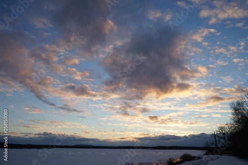 Obraz na płótnie Sonnenuntergang über dem großen Rothsee im fränkischen Seenland im Winter mit schneebedeckter Seeöberfläche w salonie