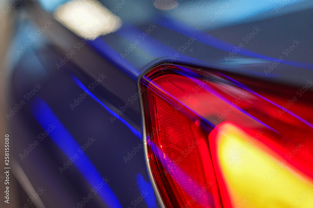 Autorücklicht mit Lichtstreifen in blau