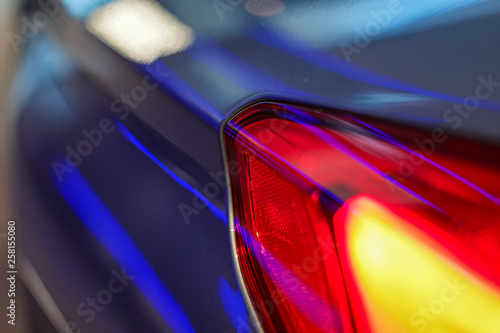Obraz na płótnie Autorücklicht mit Lichtstreifen in blau w salonie
