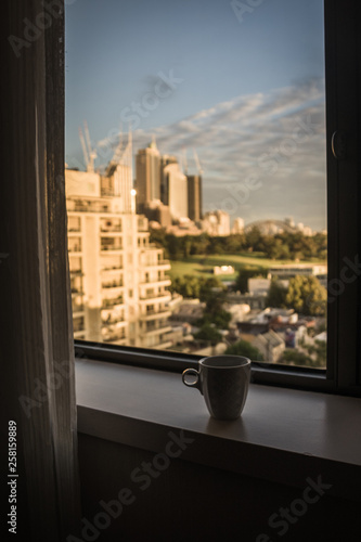 Kaffeetasse auf Fensterbank vor Skyline von Sydney
