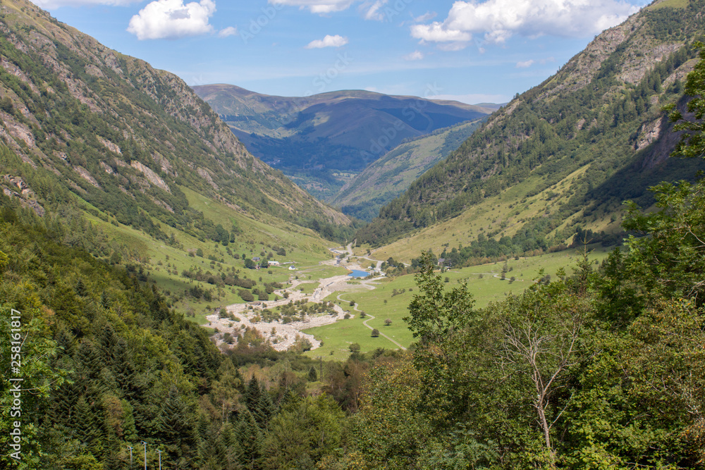 Vallée dans les Pyrénées