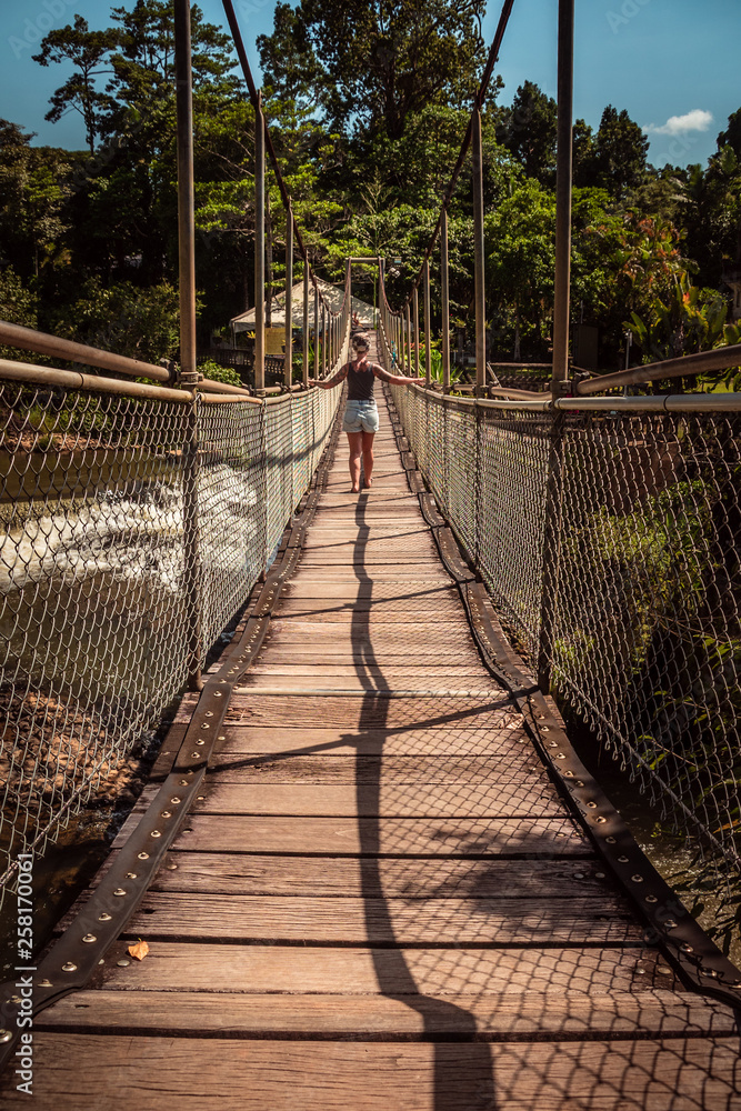 Hängeseilbrücke in Australien über einen Fluss