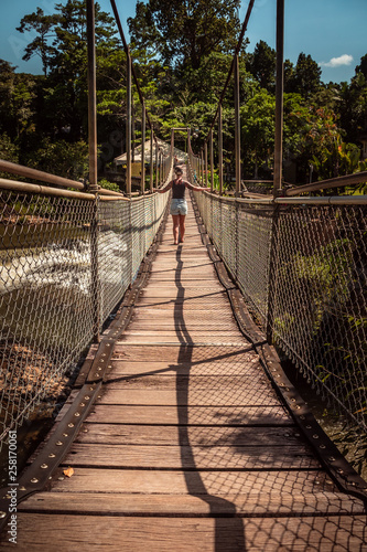 Fototapeta Naklejka Na Ścianę i Meble -  Hängeseilbrücke in Australien über einen Fluss