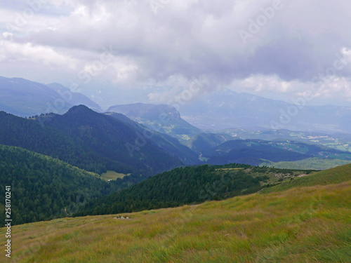 Wallpaper Mural bella vista delle meravigliose dolomiti in estate Torontodigital.ca
