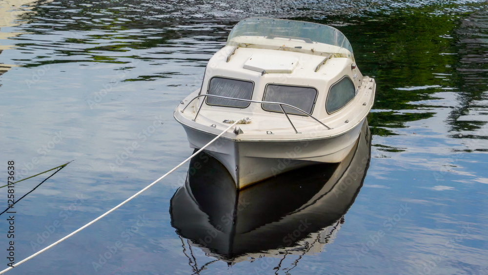 11170_The_white_small_boat_floating_on_the_river.jpg 11170_The_white_small_boat_floating_on_the_river.jpg