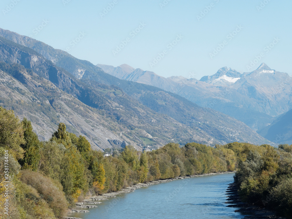 Au fil du Rhône entre Sion, Niedergampel et Rarogne dans le Valais Suisse