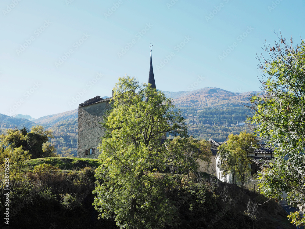 Rarogne commune Suisse dans le Canton du Valais. Château fort et ancienne église sur une crête rocheuse au bas du Loetschberg