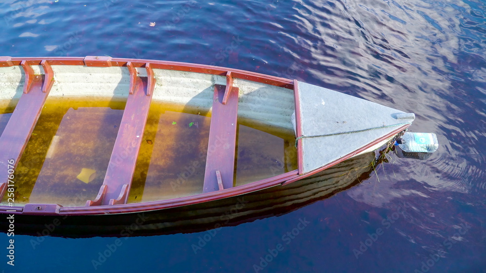 11296_An_abandoned_boat_in_the_river_in_Ireland.jpg