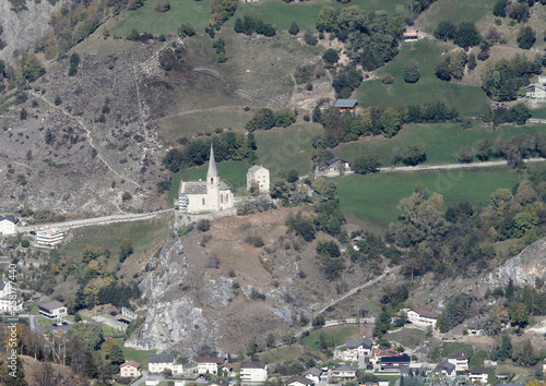 Rarogne commune Suisse dans le Canton du Valais. Château fort et ancienne église sur une crête rocheuse au bas du Loetschberg