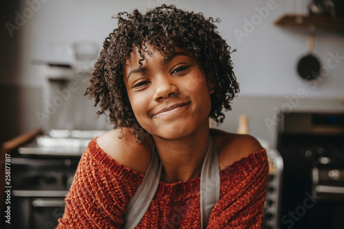 Foto Portrait of smiling teenage girl in kitchen