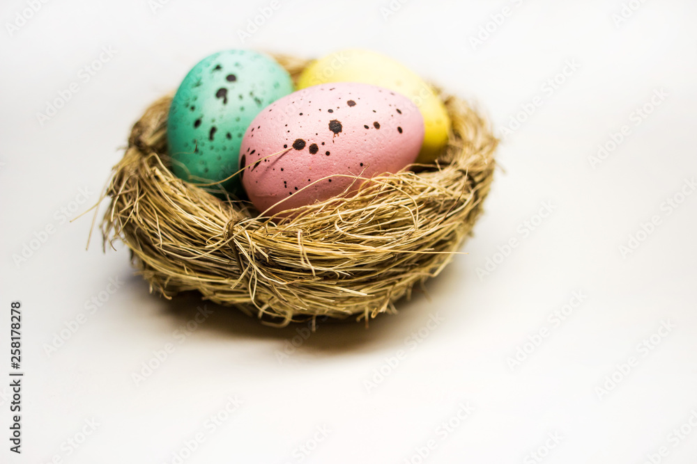Obraz premium Easter eggs in a basket on a white background
