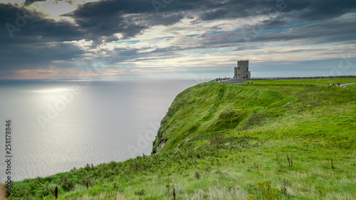 11479_The_OBriens_Tower_facing_the_ocean__in_Ireland.jpg
