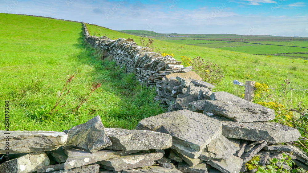 11510_The_big_stones_as_fences_in_the_farmland_in_Ireland.jpg