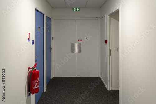 PORTE DANS COULOIR photo