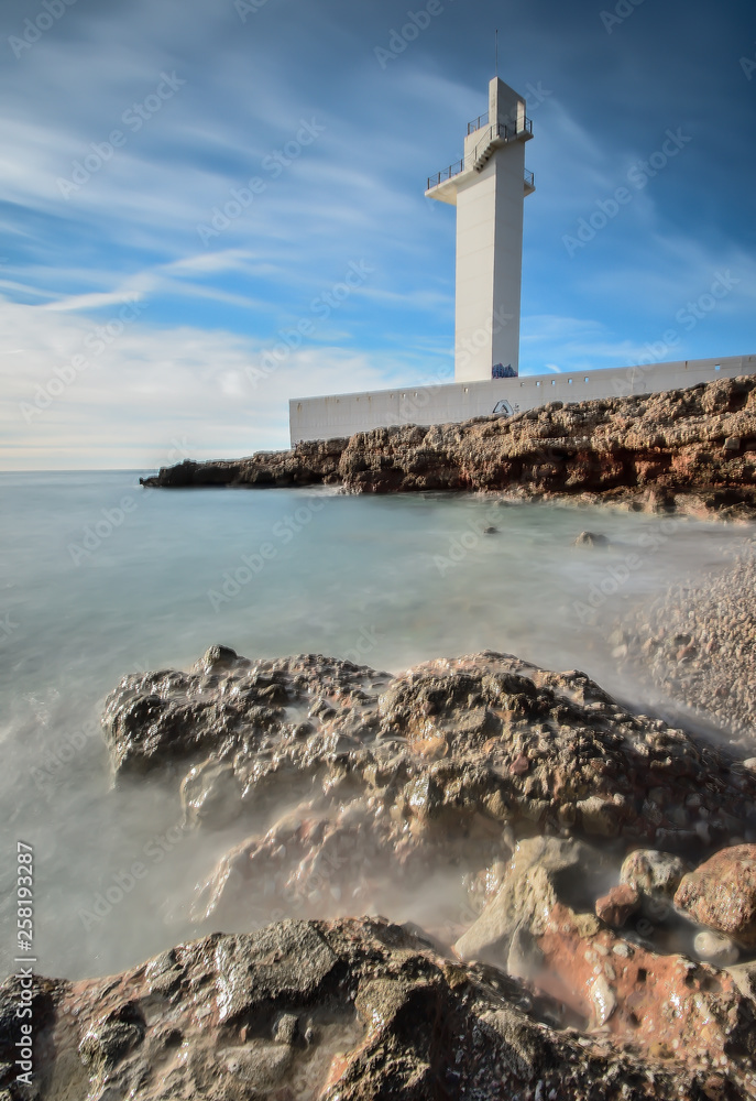 Faro sobre mar azul