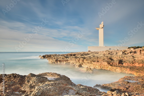 Faro sobre mar azul © VicenteManuel