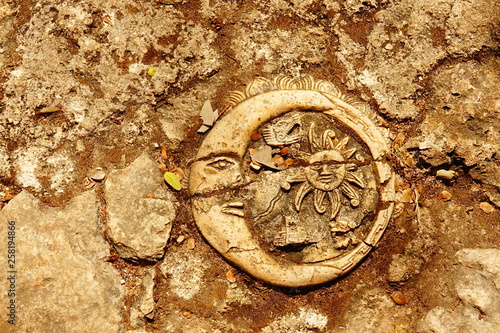 Quadro em tela Símbolo maya en el suelo de Chichen Itzá