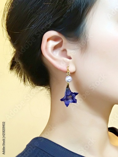 りんどうのイヤリングをつけた女性