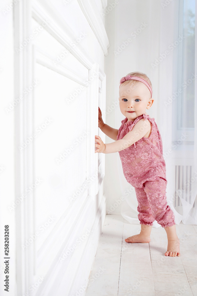 Llittle pretty girl takes the first steps Llittle pretty girl takes the first steps