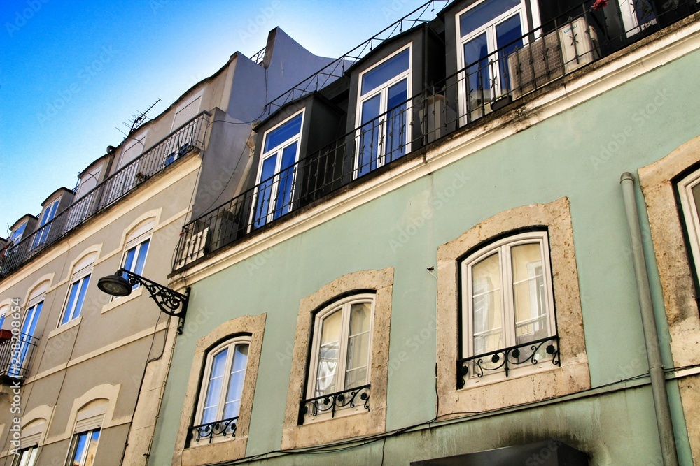 Obraz premium Old colorful houses and streets of Lisbon