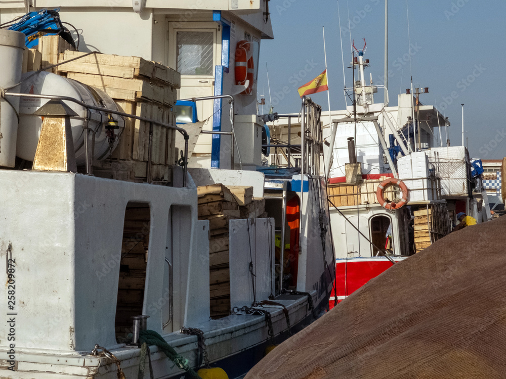 Barcos pesqueros atracados en puerto 06