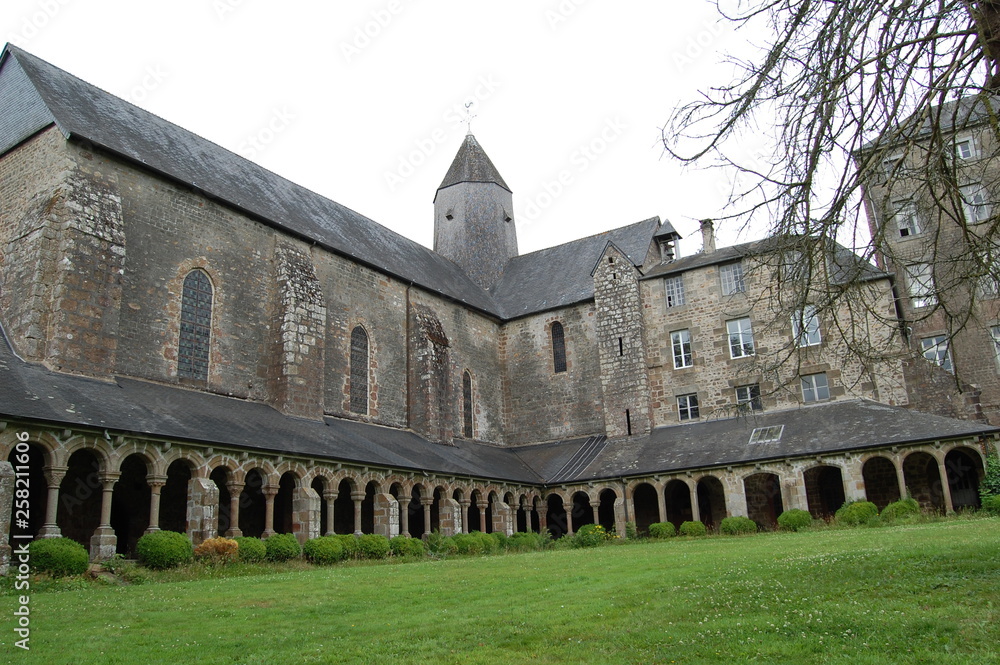 Abbaye Blanche de Mortain, département de la Manche, Normandie, France en juillet