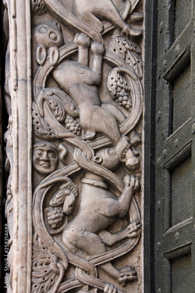figure animali e tralci; stipite del portale meridionale della Cattedrale di San Lorenzo, Genova