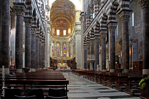 la navata centrale della Cattedrale di San Lorenzo, Genova photo