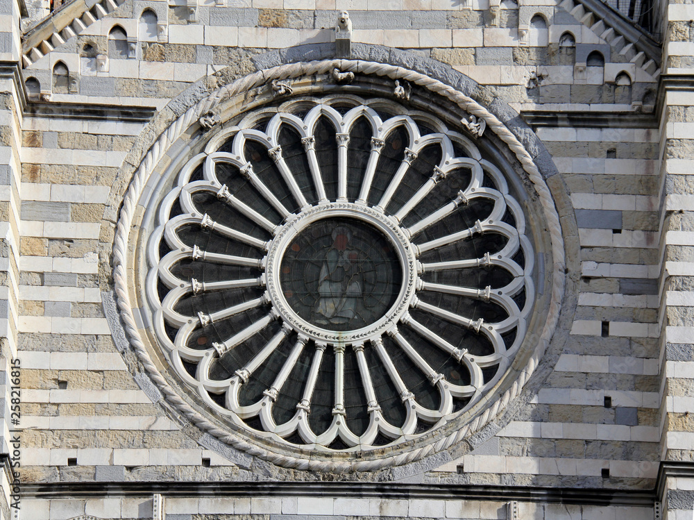 il rosone in facciata della Cattedrale di San Lorenzo a Genova