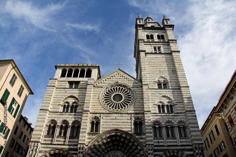 facciata e campanile della Cattedrale di San Lorenzo a Genova
