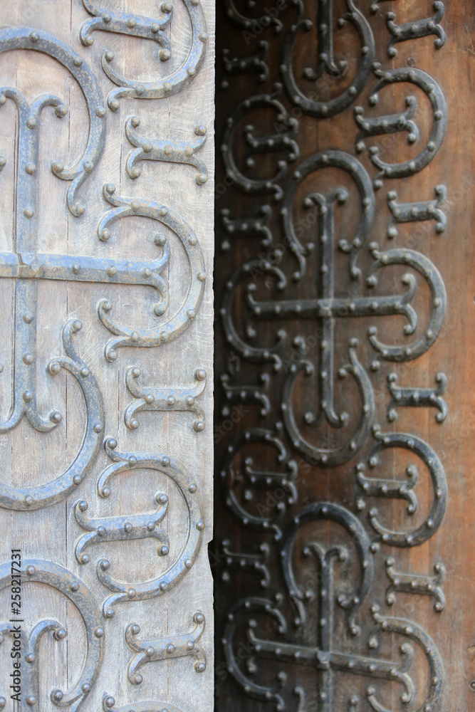 Ferronnerie sur une porte. Basilique du Sacré-Coeur. Paray-le-Monial. / Ironwork on a door. Basilica of Paray-le-Monial.