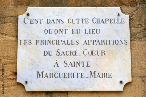 Fotografie "C'est dans cette Chapelle qu'ont eu lieu les principales apparitions du Sacré-Coeurs à Sainte-Marguerite-Marie