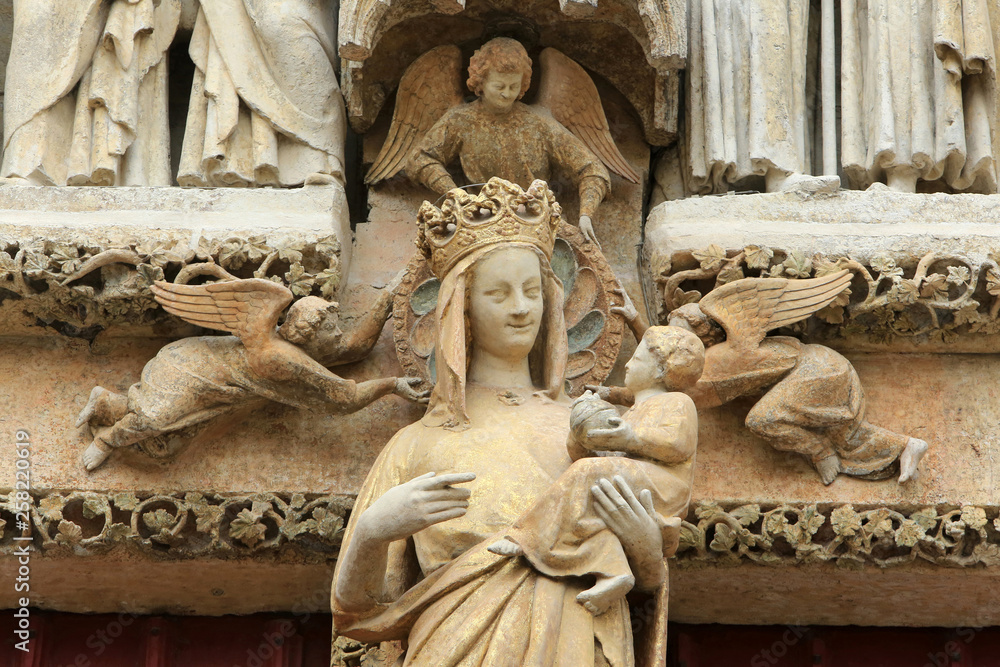 Obraz premium Vierge à l'Enfant. Trumeau. Portail de la Vierge Dorée. Les trois angelots portent son nimbe. Cathédrale Notre-Dame d'Amiens. / Virgin and Child. Notre-Dame d'Amiens cathedral.