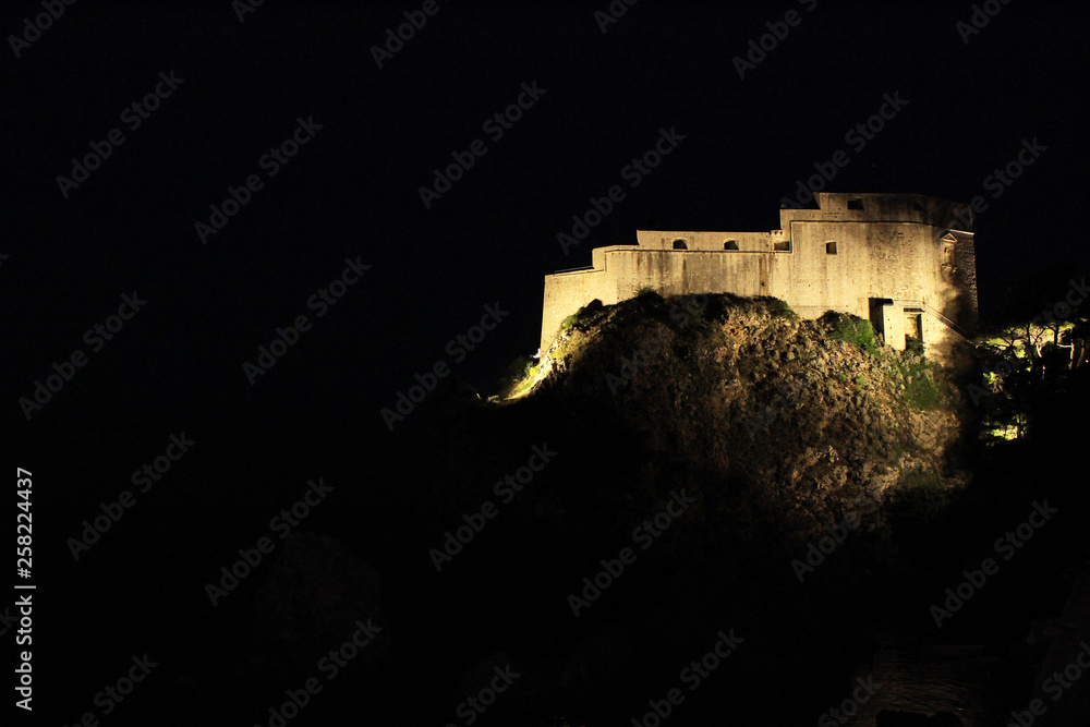 Obraz premium ドブロブニク旧市街 夜のロブリイェナツ要塞