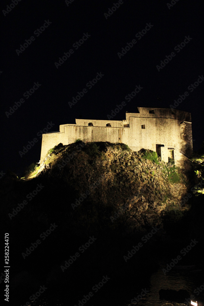 ドブロブニク　夜のロブリイェナツ要塞