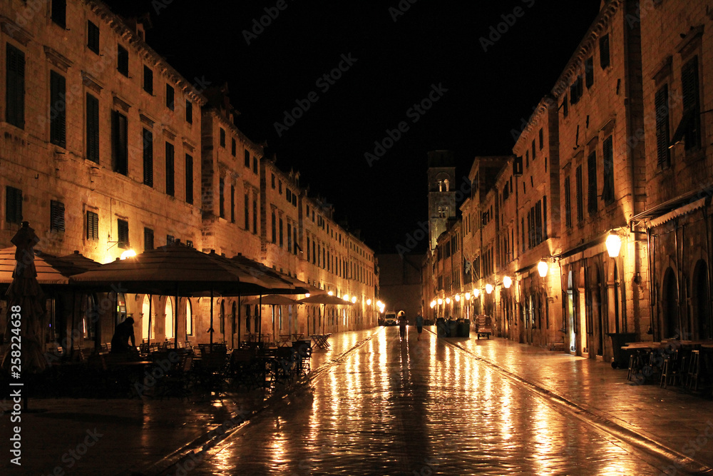ドブロブニク旧市街　プラツァ通りの夜景