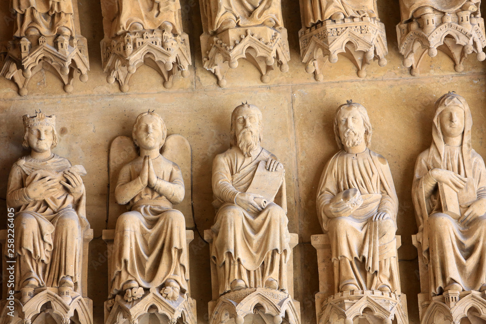 Anges. 13 ème siècle. Portail de la Vierge. Cathédrale Saint-Etienne. Metz. / Angels. Portal of the Virgin. 13th century. St. Stephen Cathedral. Metz.