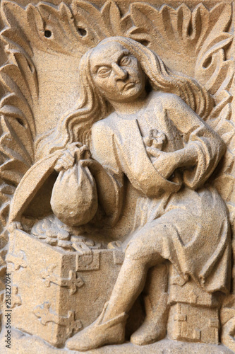 Représentation symbolique. L'Avarice. Portail de la Vierge. Cathédrale Saint-Etienne. Metz. / Symbolic representation. Greed. St. Stephen Cathedral. Metz.
