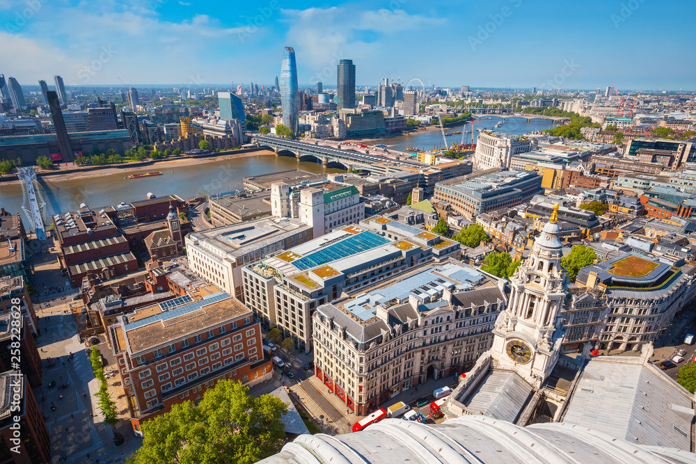 Obraz premium View of London cityscape from the Golden Gallery of St. Paul's Cathedral