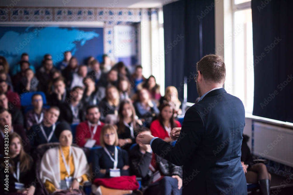 Obraz premium biznesmen, dając prezentacje w sali konferencyjnej