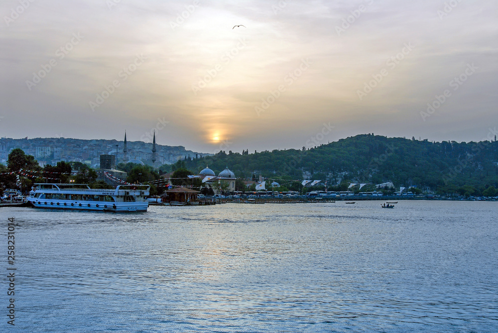 Naklejka premium Istanbul, Turkey, 17 May 2015: Sunset, Golden Horn, Halic, Eyup, Pierloti