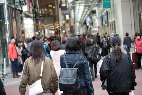 街中を歩く人々