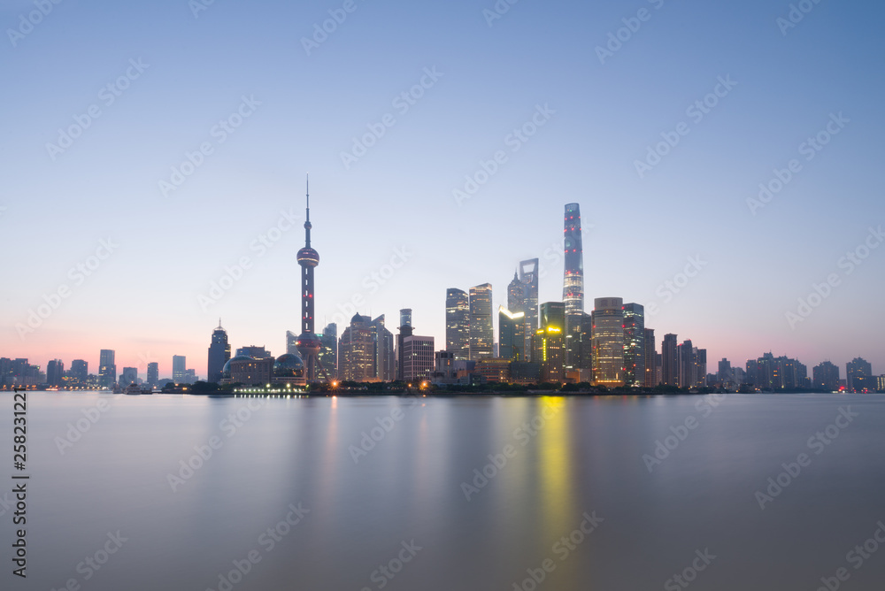 Obraz premium Długa ekspozycja dzielnicy Pudong, nowoczesnych drapaczy chmur i rzeki Huangpu w Szanghaju o wschodzie słońca. Architektura miejska w Chinach